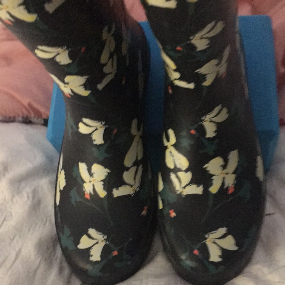 Target Floral Rain Boots size 6, Excellent Condition.